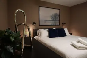 Large Group 3 Bedroom Small Town Retreat - Image 3