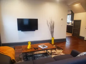 Inman sq luxury Suite - Spacious and modern - Image 2
