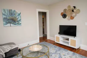 Charming Downtown Gem. 2 minutes to Salem. Workspace Included - Image 3