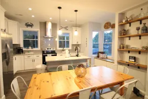 Beautiful, serene waterfront property - Image 3