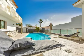 Superior Villa with Big Pool and Ocean View - Image 2
