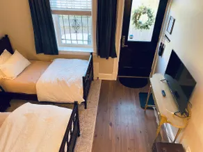 Calvert Alley Guestquarters - Image 5
