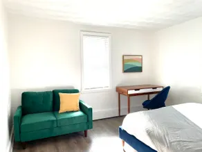 RENOVATED APARTMENT: three bedrooms w/ queen beds - Image 4