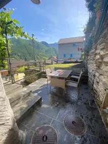 House surrounded by greenery in the heart of Calezzo - Image 4