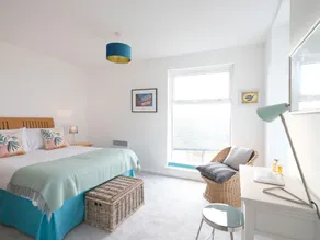 Beach front apartment with balcony sea views - Image 2
