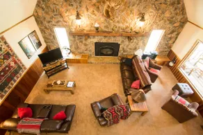 Cabine spacieuse à flanc de montagne parfaite pour une famille élargie ou un grand groupe! - Image 3
