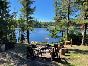 Lakeside log cabin with sandy beach - Image 3