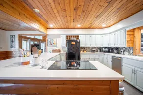 Beautiful Log Cabin on The Bay - Image 5