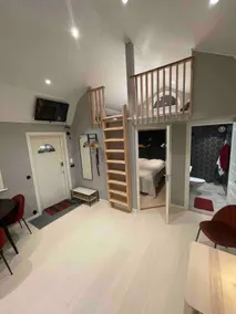 Guest house with private parking and entrance - Image 5