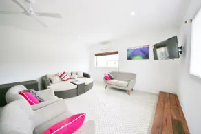 Central CBD Large Apartment - Image 4