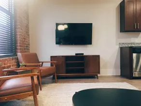 LOCATION!! Downtown Loft 1 block to Broadway! 403 - Image 4