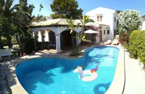 Fantastica villa con 3 camere da letto con piscina, 1 minuto a piedi dalla spiaggia di Cala D'Or. - Image 3