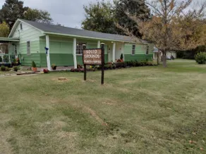 SOLID GROUNDS Eclectic house in small town - Image 2