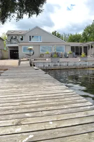Beautiful Lakehouse in Prince Edward County - Image 3