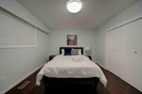 Cheerful 3 bdrm home w/ Parking and large backyard - Image 5