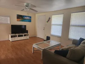 Bright and sunny home. King bed, 1 block to 41 - Image 2