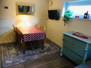 Cozy apartment with private outdoor living room & parking - Image 2