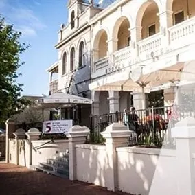 Vibrant Stay Near CBD- Dining&Shop at Doorstep - Image 3