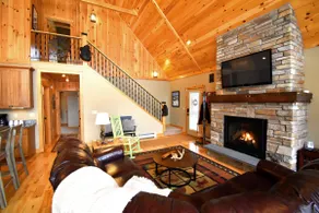 Chalet •Sleeps 12 •Hot Tub •10 min to Sunday River - Image 4