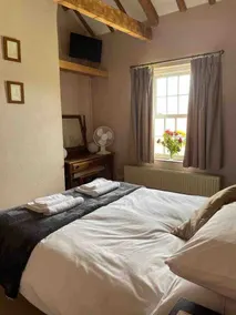 Pretty and peaceful 2-bedroom character townhouse - Image 2