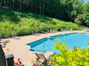 Peaceful Modern Studio Tremblant- Pool/Spa access - Image 3