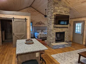 Romantic Cabin for 2, Hot Tub, wifi 10min from BR, hiking and waterfalls near - Image 2