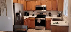 Quiet Peoria 2 Car Garage Fast Internet Smart TVs - Image 4