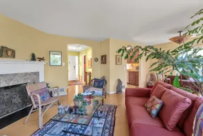 Near UC, Walk to food & bus. Sleep 4, Enjoy garden - Image 2