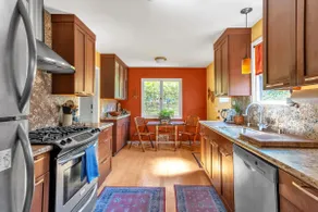Near UC, Walk to food & bus. Sleep 4, Enjoy garden - Image 4