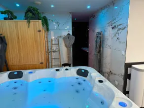 Traditional Private Spa & Sauna Suite - Image 5