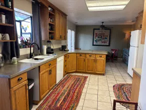 #4 Artsy Spacious Apartment - Image 4