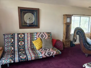 #4 Artsy Spacious Apartment - Image 3