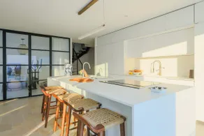 Luxury air-conditioned villa with pool, close to the sea - Image 4