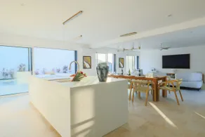Luxury air-conditioned villa with pool, close to the sea - Image 3