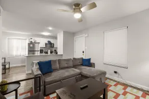 Modern 2BR Near UT Hyde Park Evonify - Image 5