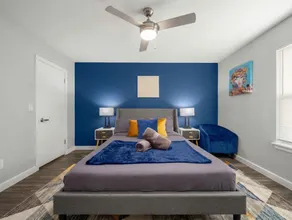 Modern 2BR Near UT Hyde Park Evonify - Image 3