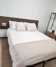 Apartamentos de Juan Manuel, Apartment with bed. - Image 3
