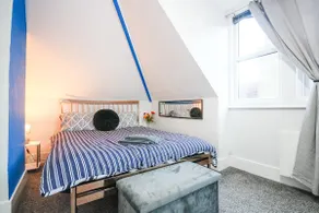 Vibrant|4Beds|Sleeps6|FreeParking - Image 3