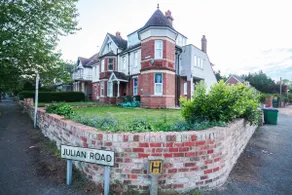 Vibrant|4Beds|Sleeps6|FreeParking - Image 2