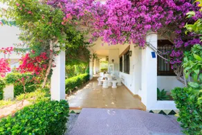 Luxury Beach Villa w/Pool, AC, EV & Pet Friendly - Image 4