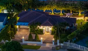 Luxury Villa Getaway • Poolside Bliss in Miami - Image 5