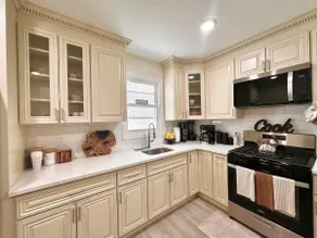 Luxury Apartment W/1Parking |25 min NYC 3 Bedrooms - Image 2