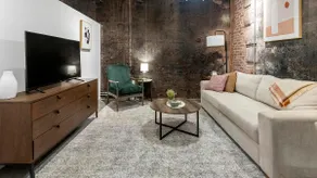 Landing Stunning 2BD Courtyard Gym - Image 3