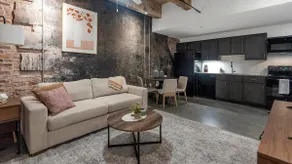 Landing Stunning 2BD Courtyard Gym - Image 2