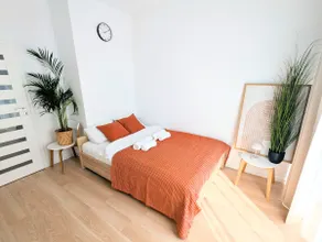 Modern 2-rm apt with Red Light Therapy panel - Image 3