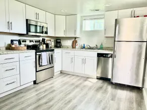Clean Modern Family Stay -75” SMART TV & Xbox - Image 3