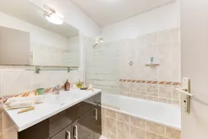 New & cozy studio: couples getaway, train station 700 m away - Image 5