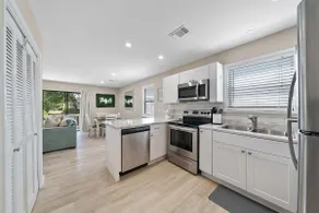 Newly updated condo-Short walk to beach - Image 5