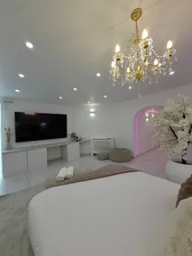 The Floor - Suite Passion d'Or & jacuzzi privé - Image 3