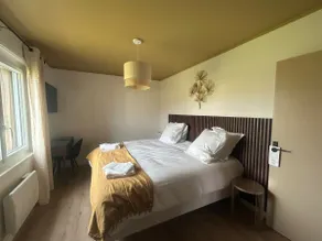 3-Bedroom House with Garden and Garage - Image 4